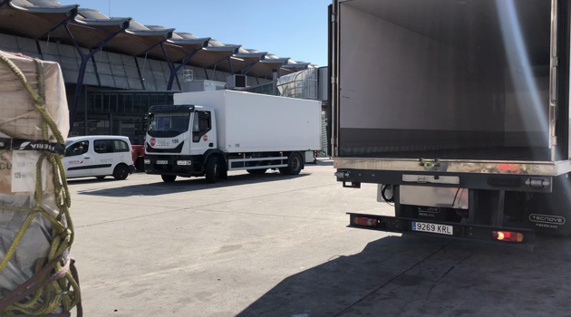 Los mercancía de flores se descarga desde la bodega del avión y s e traslada en camiones refrigerados hasta la Terminal de Carga del hub de Madrid